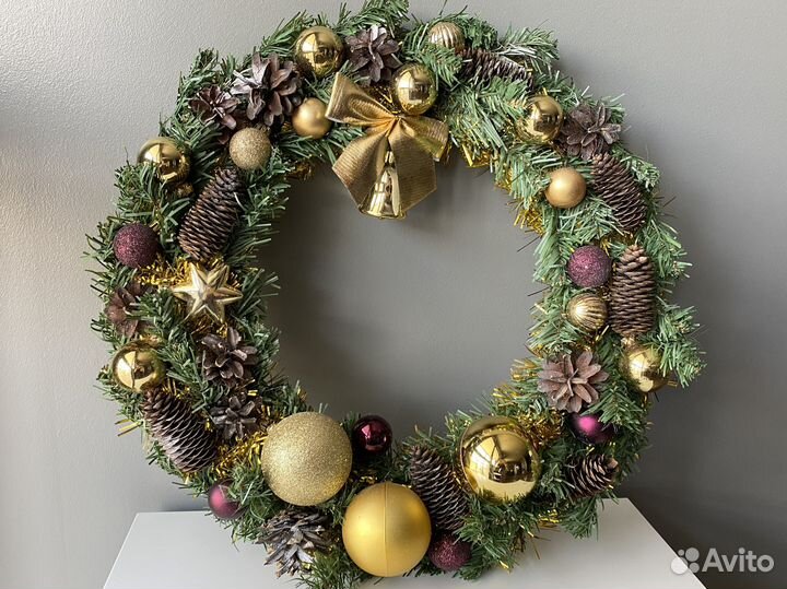 Венок новогодний из шишек и елочных шариков