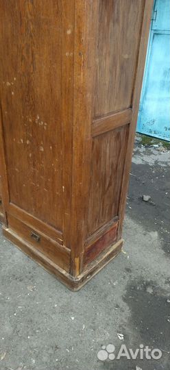 Старинный шкаф