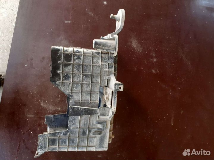 Подставка под аккумулятор Фольксваген Гольф 5 плюс