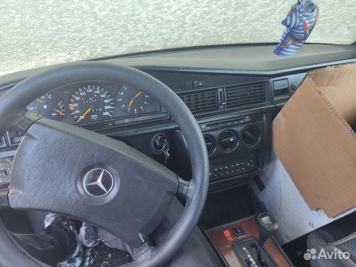 Мерседес 201 е190 по запчастям м102 1,8 ат