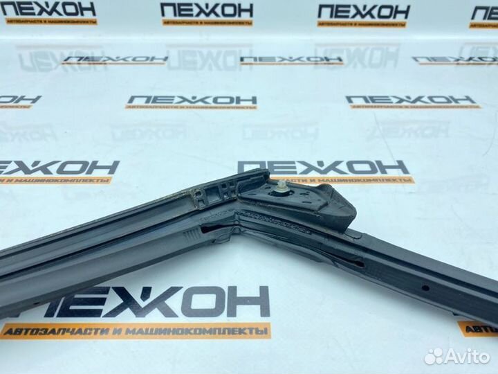Уплотнитель стекла двери задний правый Lexus