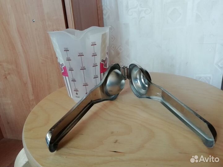 Соковыжималка для цитрусовых и мерный стаканчик