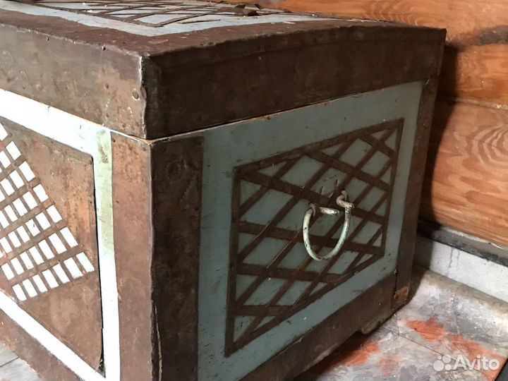 Сундук старинный