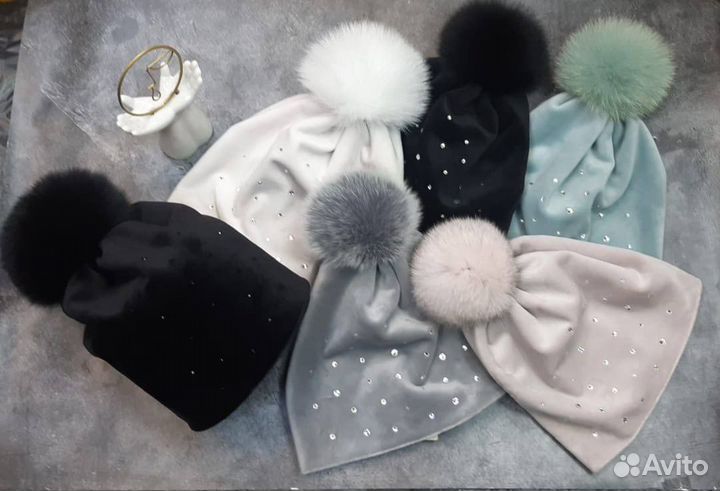 Шапка велюр с помпоном стразы swarovski