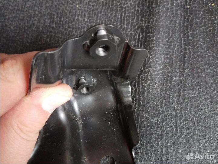 Кронштейн крыла правого Toyota Camry