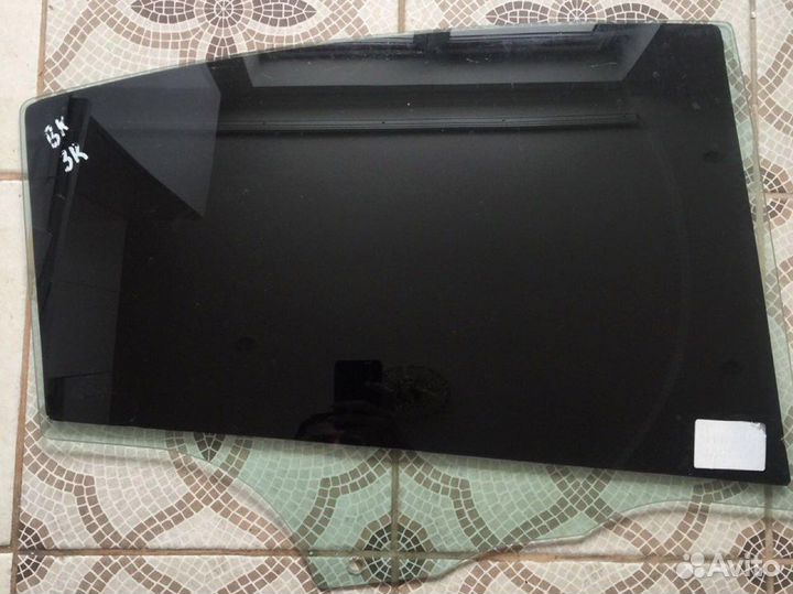 Стекло боковое правое mazda 3 bk