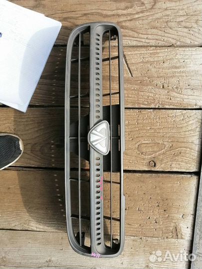 Решетка радиатора Nissan Avenir PW11