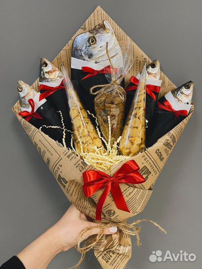 Букет из рыбы, сухариков, орешков