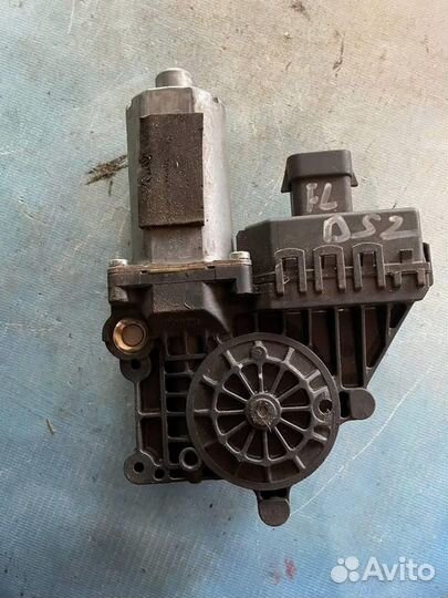 Моторчик стеклоподьемника передний левый 13101478