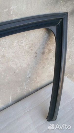 Уплотнитель стекла двери передний левый Citroen C4