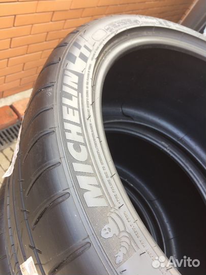 Michelin Pilot Super Sport 285/35 R21 и 325/30 R21 109Y