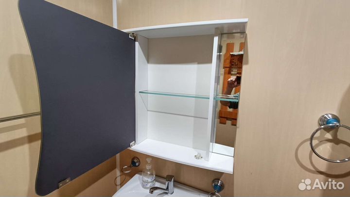 Полка для ванной с зеркалом