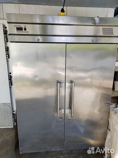 Холодильный шкаф двухдверный