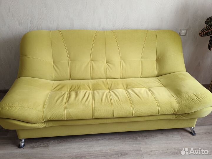 Диван прямой раскладной на ножках