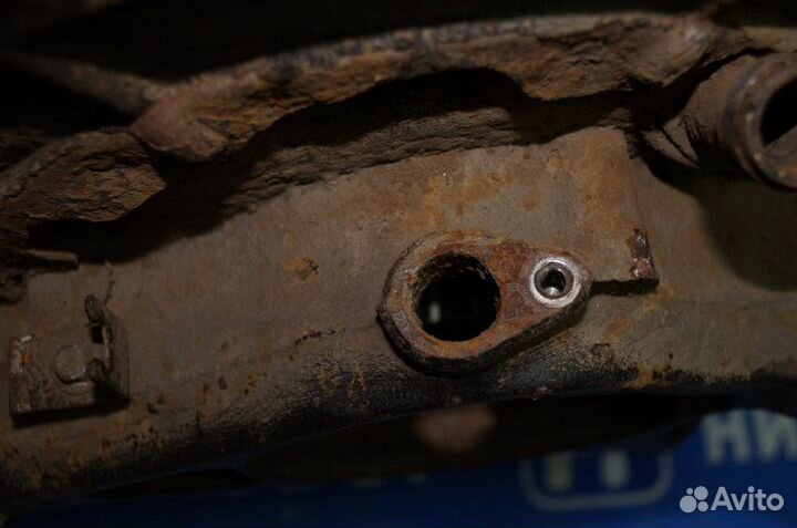 Кулак поворотный задний левый Land Rover Discovery