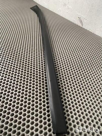 Молдинг лобового стекла правый Peugeot 308