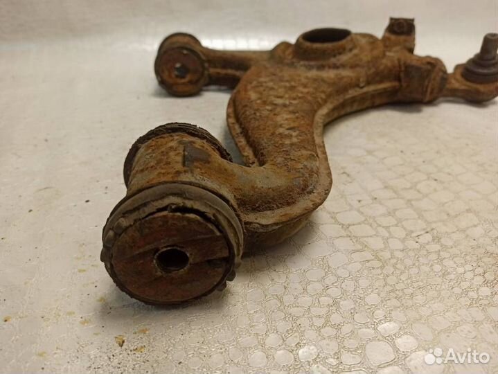 Рычаг передний правый нижний