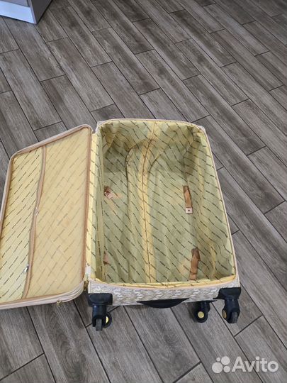 Чемодан на колесах