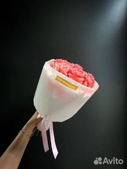 Букет из кустовых роз с крупным бутоном