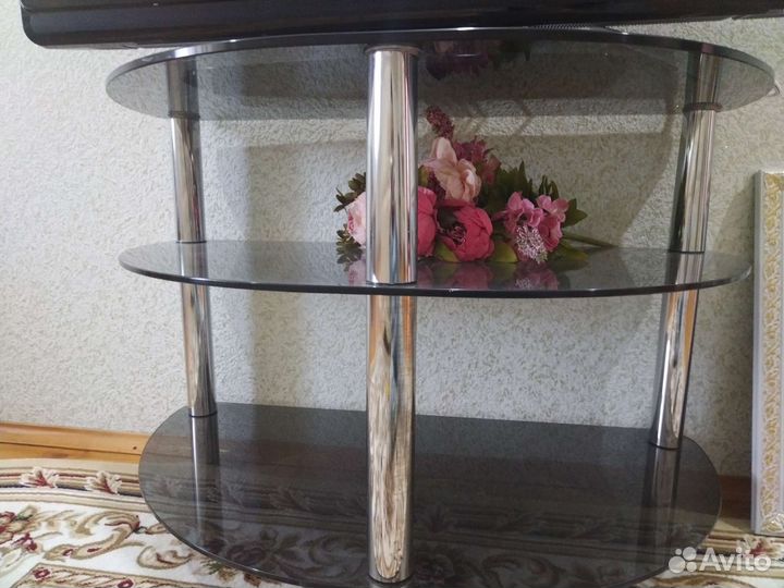 Стеклянная тумба под тв