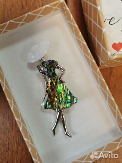 Брошь из гелиотиса