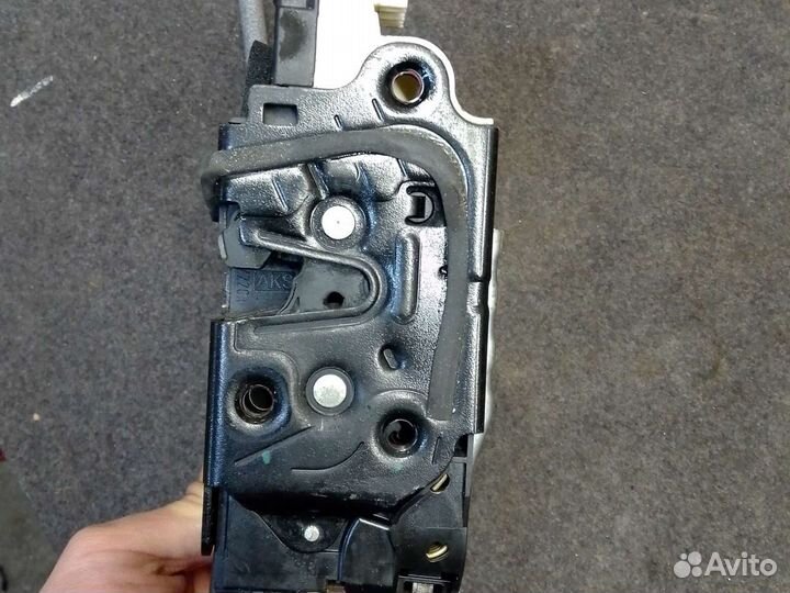 Замок двери Volkswagen Polo 5 седан