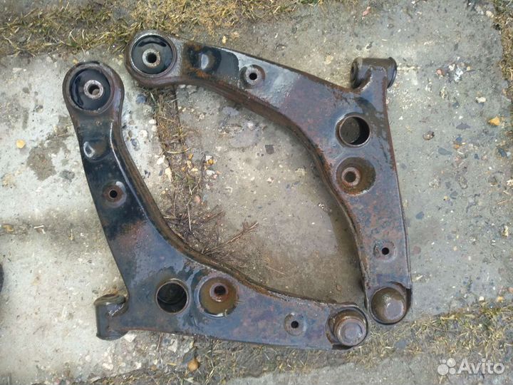 Передний правый рычаг lancer 9