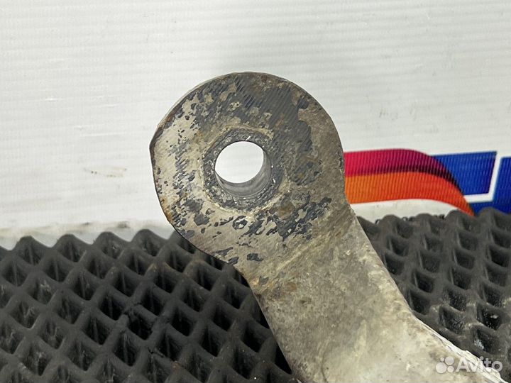 Кронштейн переднего амортизатора правый