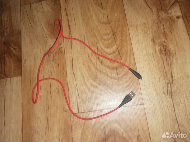 Зарядный шнур на iPhone