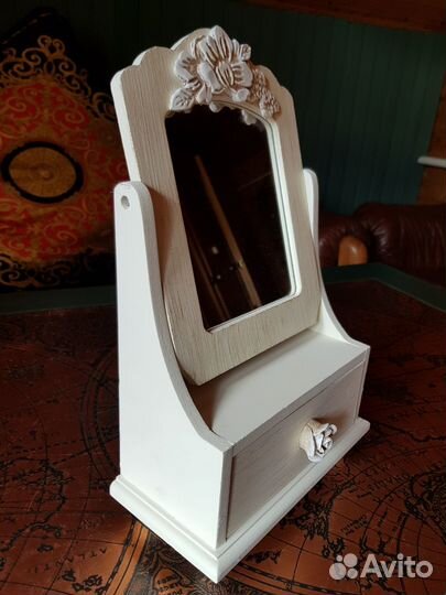 Зеркало с выдвижным ящичком настольное