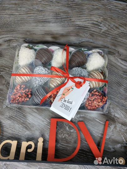 Набор клубники в белом и темном шоколаде арт. 3271