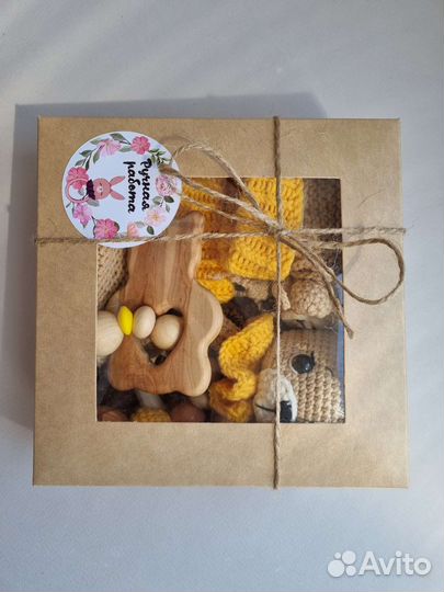 Набор на выписку Погремушка Пинетки