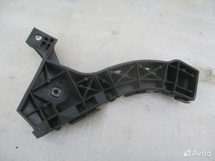 Кронштейн переднего бампера правый Mazda Mazda3