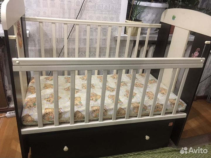 Кроватка детская с маятником