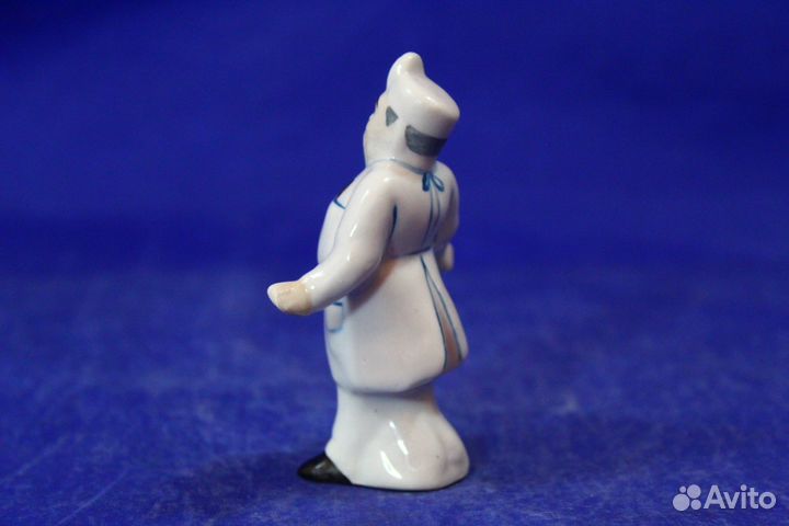 Фарфоровая статуэтка миниатюра Доктор Врач Лекарь