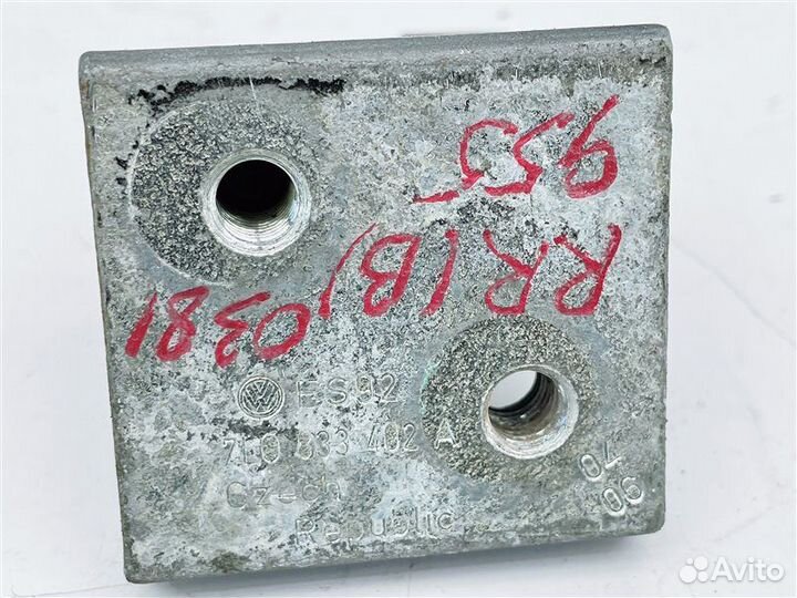 Петля двери верхняя задняя правая Porsche Cayenne