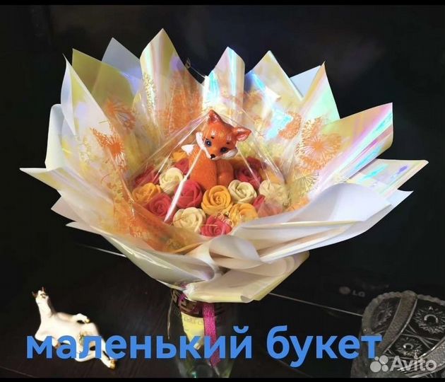 Букет из шоколадных роз цветов клубника лиса