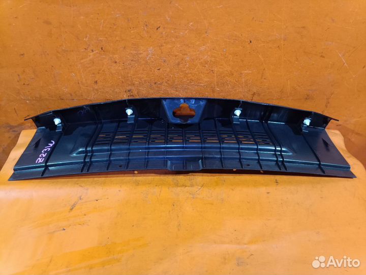 Обшивка багажника задняя Mitsubishi Colt plus Z23W