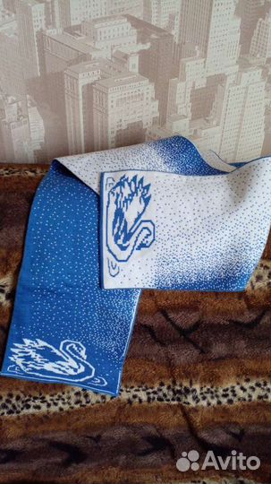 Шарфик с символикой лебедей. Из лебединного заказн