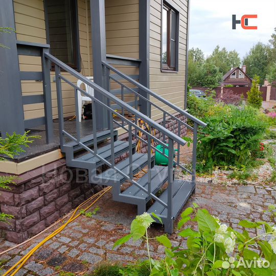 Приставное крыльцо металлическое