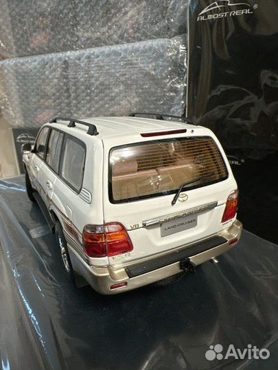 Toyota Land Cruser 100 1/18 white Dealer Edition