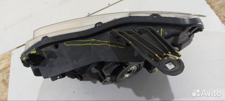 Фара галогеновая передняя правая Mitsubishi Pajero