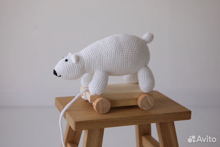 Вязаная игрушка белый медведь на колёсах