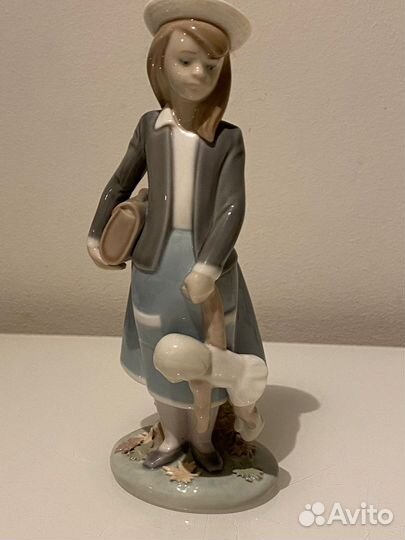 Статуэтка Девочка с куклой Lladro
