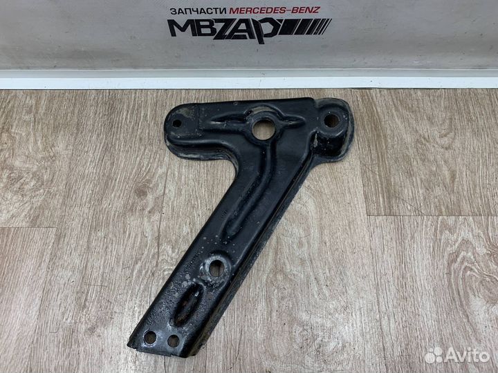 Кронштейн подрамника правый Mercedes X164 GL 164