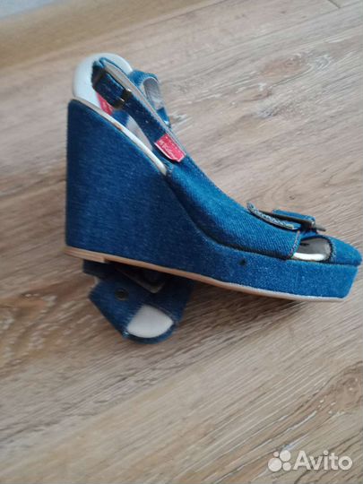 Босоножки женские