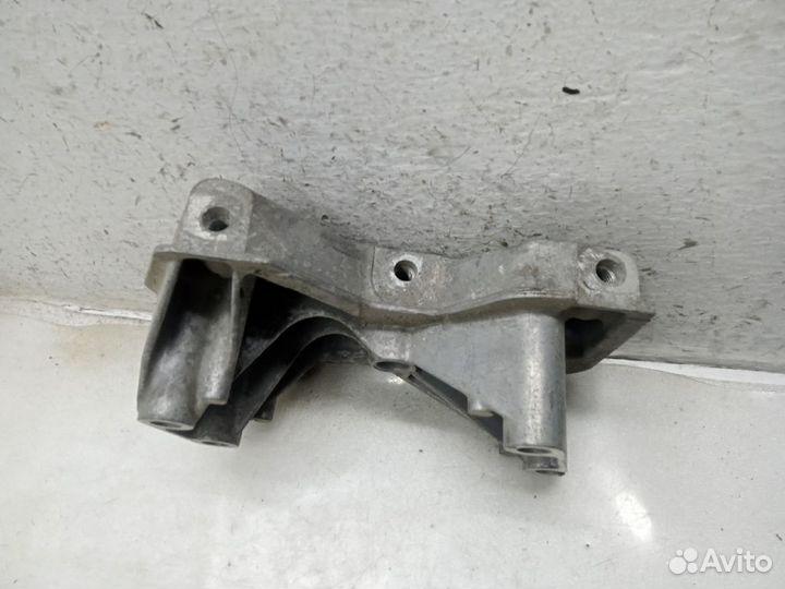 Кронштейн двигателя volkswagen polo Правый