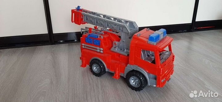 Большая пожарная машина