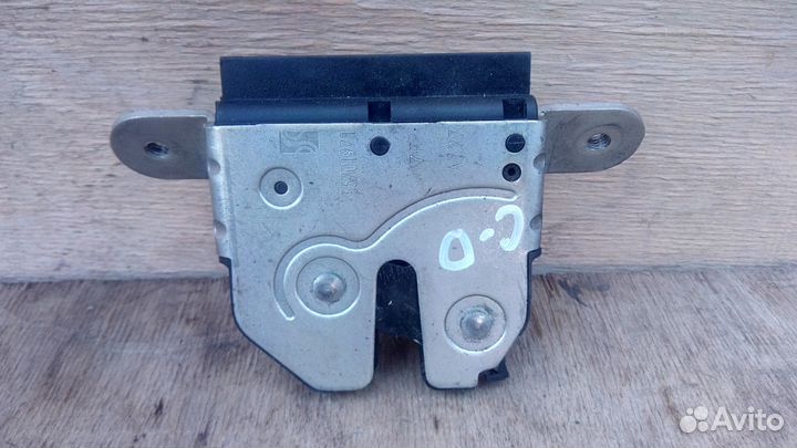 Замок крышки багажника на Опель Корса Д