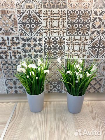 Искусственные цветы в горшках